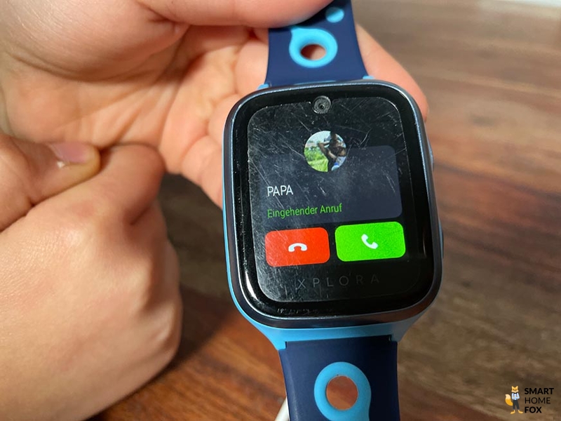 Входящий вызов на детских умных часах.